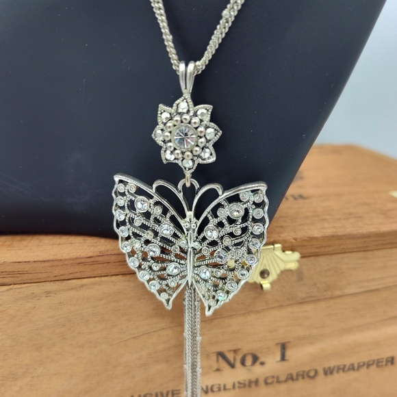 VINTAGE Beautiful Silver & Rhinestone Butterfly Double Pendant Necklace, EUC - Picture 3 of 6